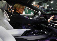 Funcionarios de la administración de Biden promocionan vehículos eléctricos en el salón del automóvil de DC