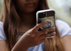 Reino Unido prevé prohibir rápidamente las redes sociales para menores de 16 años y limitar los chatbots de inteligencia artificial