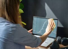 Limpiar la pantalla de tu computadora no correctamente podría reducir su vida útil hasta en un 30%