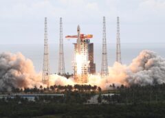China lanza el 23.º grupo de satélites de internet en órbita terrestre baja.